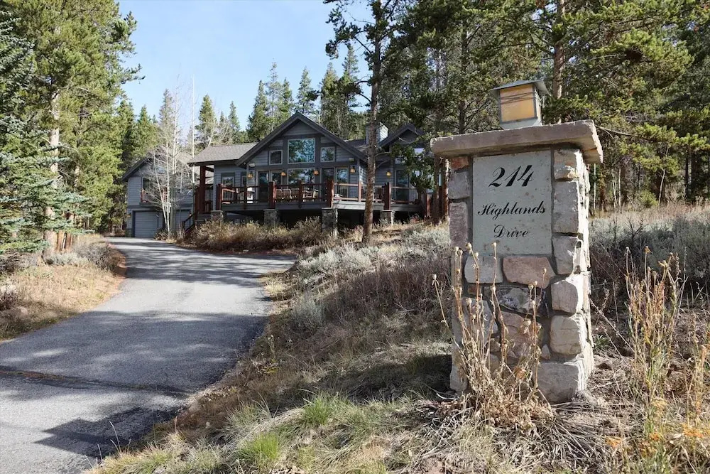 Highlands Getaway 4 Bedroom Home by RedAwning