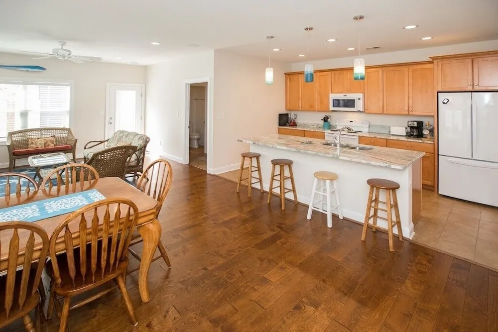 Serenity Now 4 Bedroom Condo by Redawning
