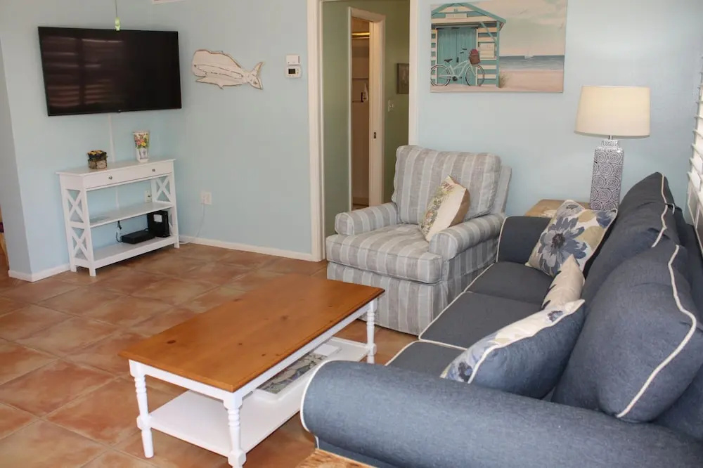 Aloha Kai - Unit 20- Beautifully Updated! 2 Bedrooms 2 Bathrooms Apts
