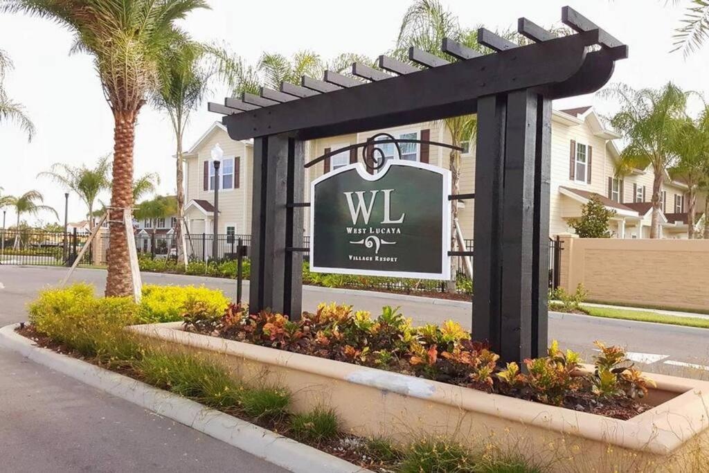 Fantastic Townhouse in Lux community sleeps 8! 10 min to Disney