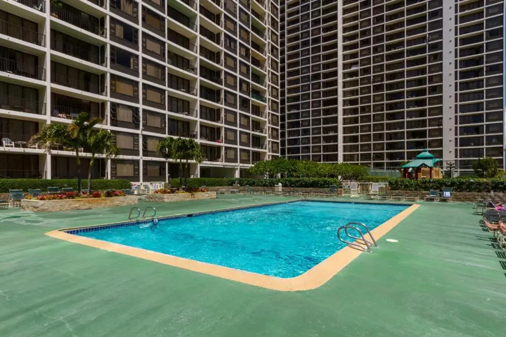 Waikiki Banyan Modern One Bedroom Free Parking