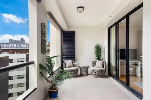 Surry Hills Fully Self Contained Modern 1 Bed Apartment (1012ELZ)