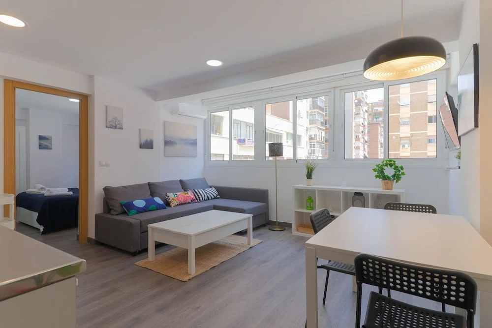 Bright Málaga Beach and Downtown Apartment