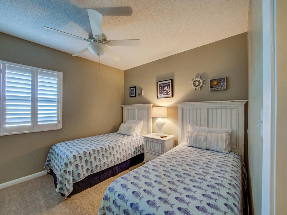 Spacious 4th floor condo ON THE BEACH in the heart of Orange Beach