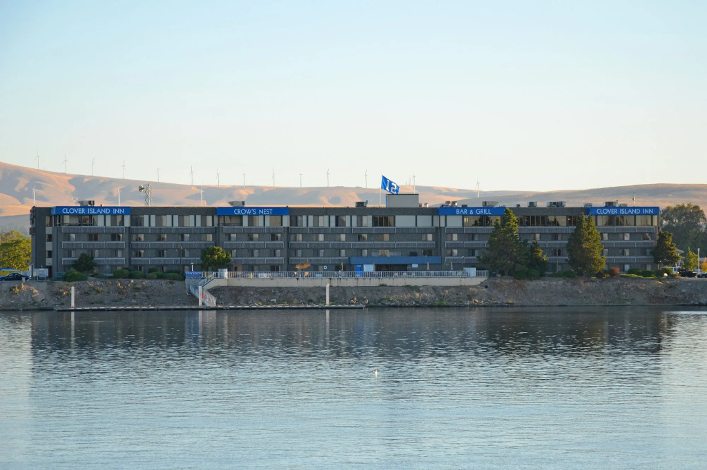 Clover Island Inn