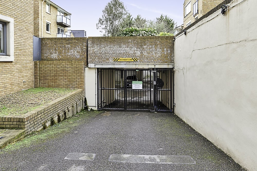 Charming Centrally Located Wimbledon Flat