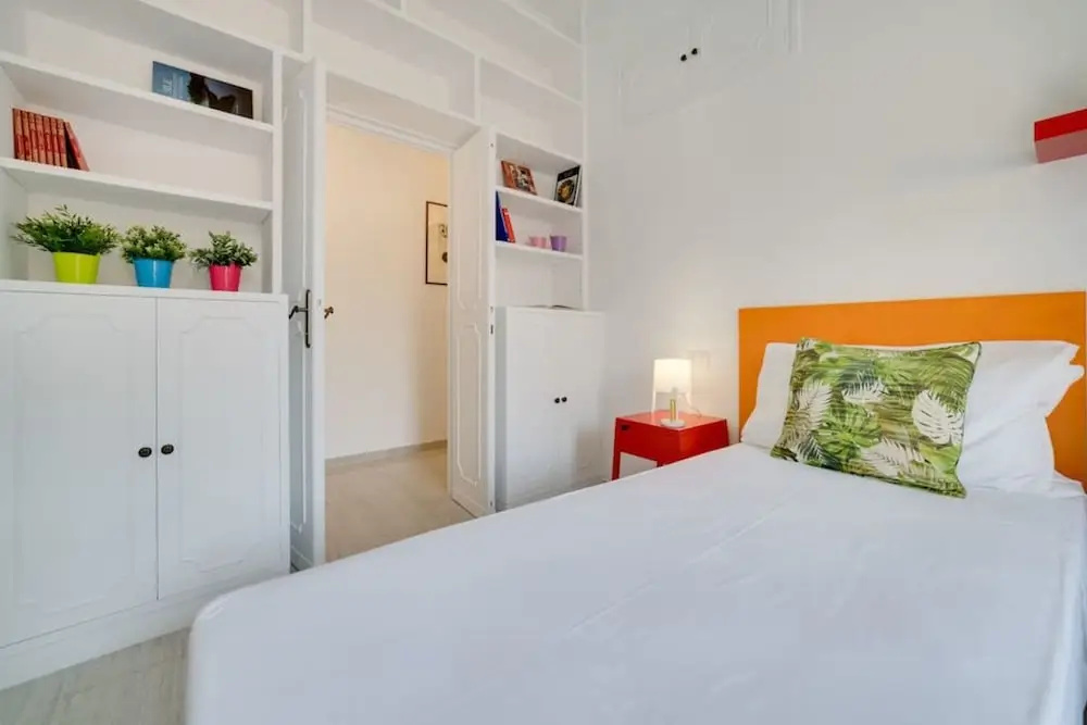 Lovely 2 bed Flat in Front of the Colosseum!
