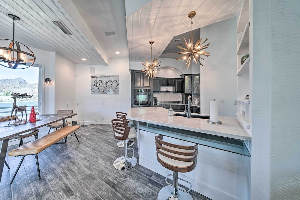 Spacious Parker House on the Colorado River!