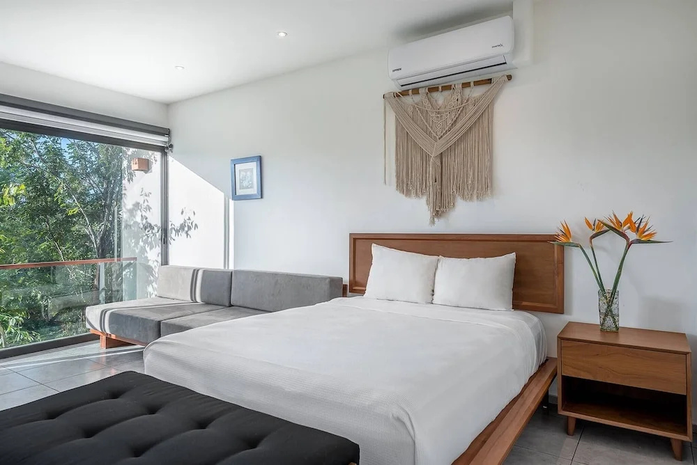 Unbeatable Located Spacious Loft With Amazing Roof