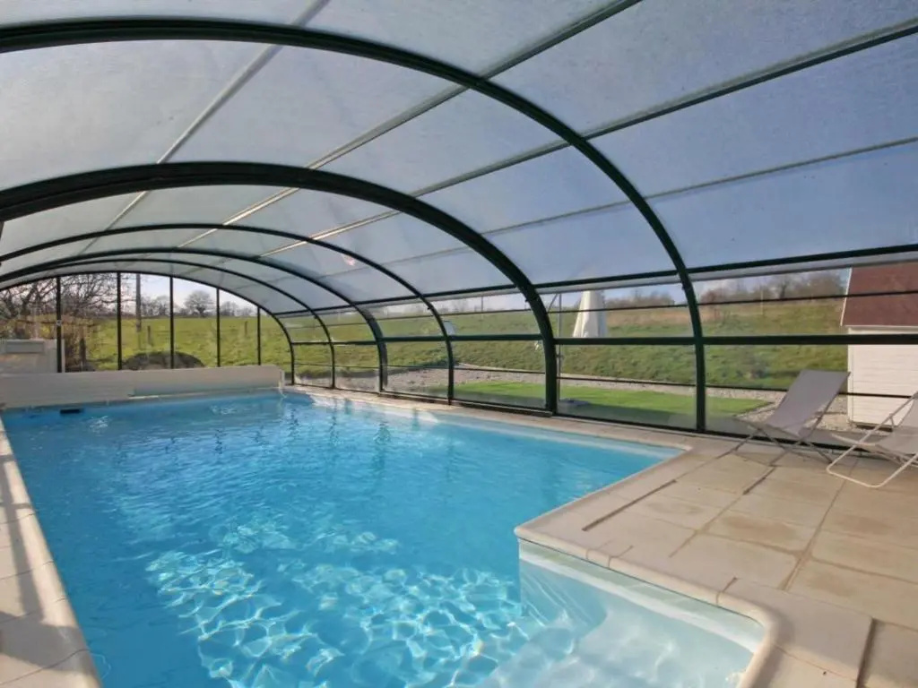 Maison Spacieuse avec Piscine Couverte et Wifi à Laleu - FR-1-497-46