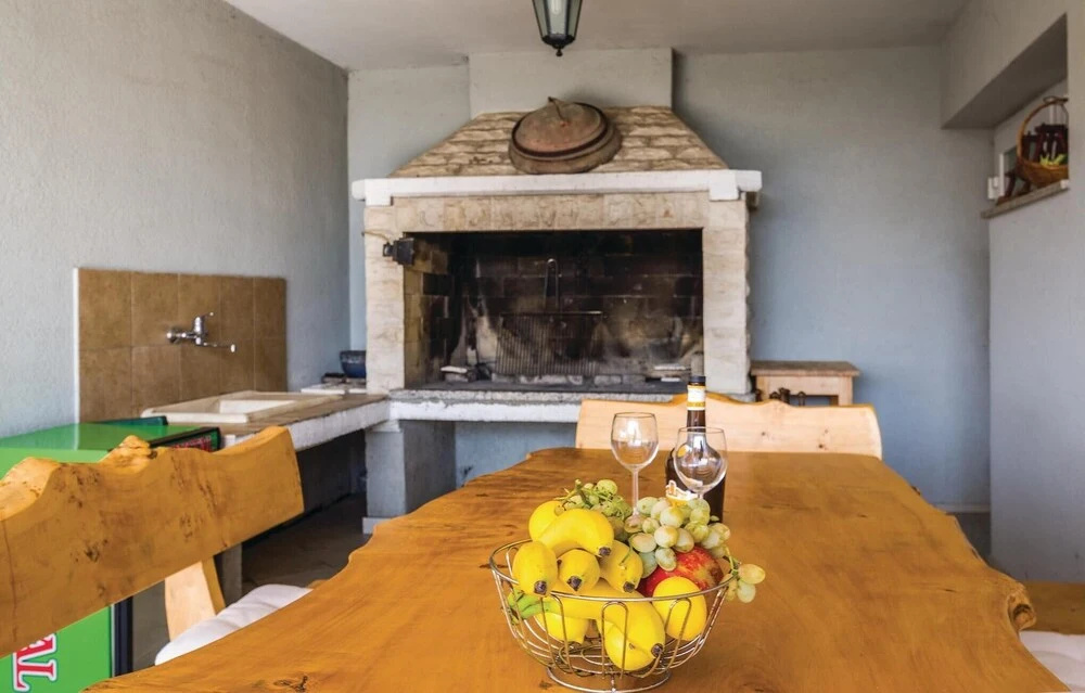 5 Bedroom Amazing Home In Debeljak