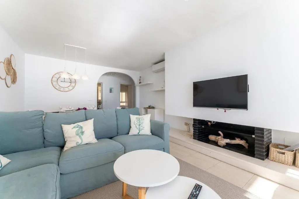Dona Lola Patricia - Spacious 3 Bedroom Top Floor Apartment with Uninterrupted Sea Views - Only a Few Meters To Calahonda Beach - Costa Del Sol - Cs188