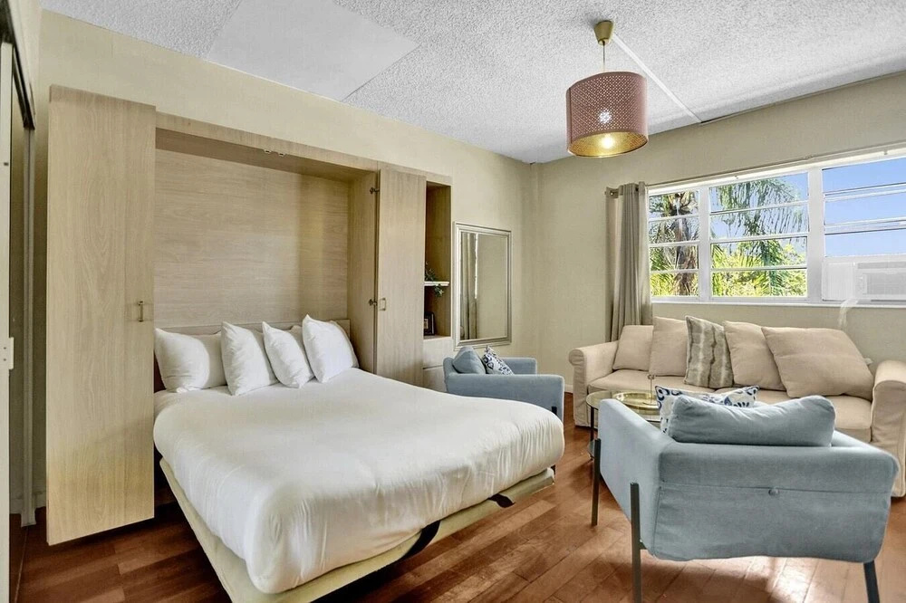 Lovely 2br/1bath, Hallandale Beach, Outdoor Pool & Free Parking!