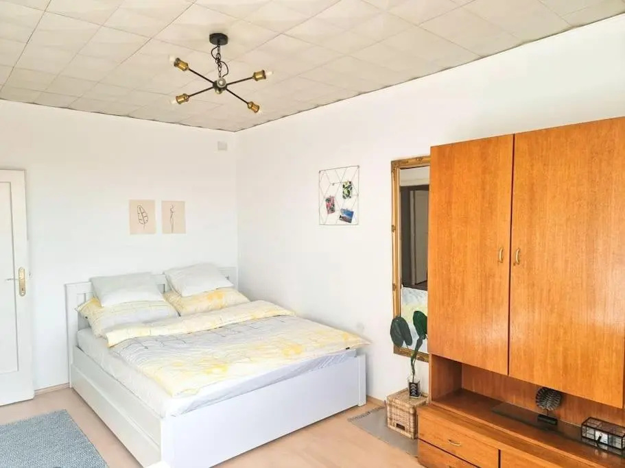 Best Rated Central Apartment Vienna - well heated, WiFi, 24-7 Self Check-In, Board games, Netflix, Prime