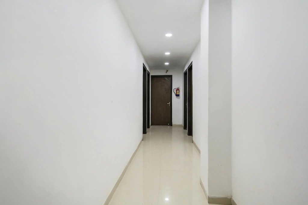 OYO 74279 Hotel Royal King Deluxe