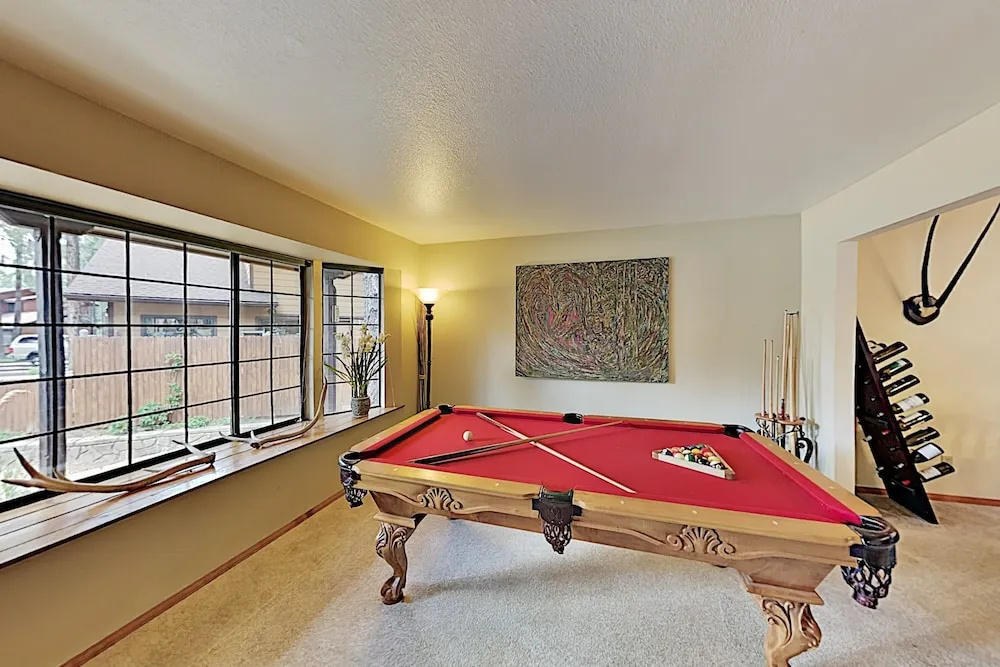 Lavish W/ Hot Tub, Game Room - Near Skiing 4 Bedroom Home