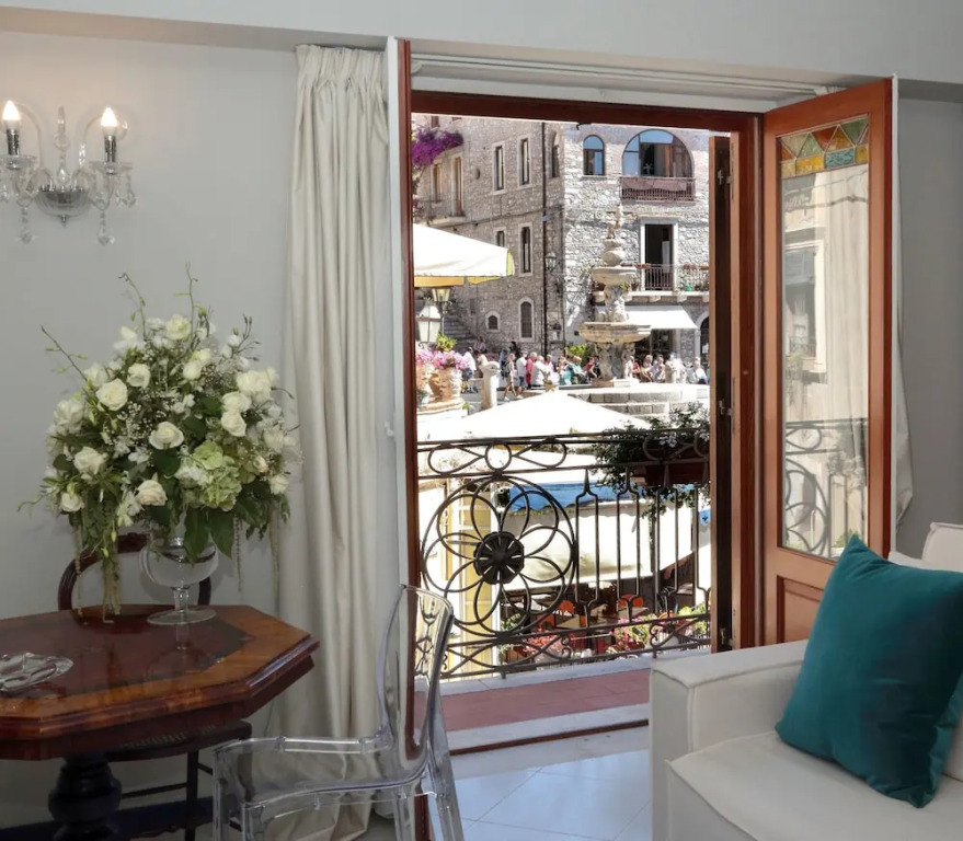 Taormina piazza duomo