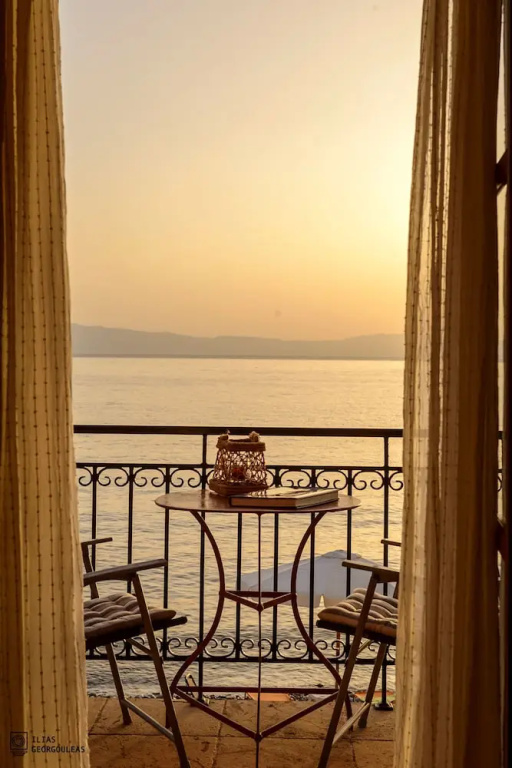 Waveside Sanctuary - Luxurious Seastone Villa
