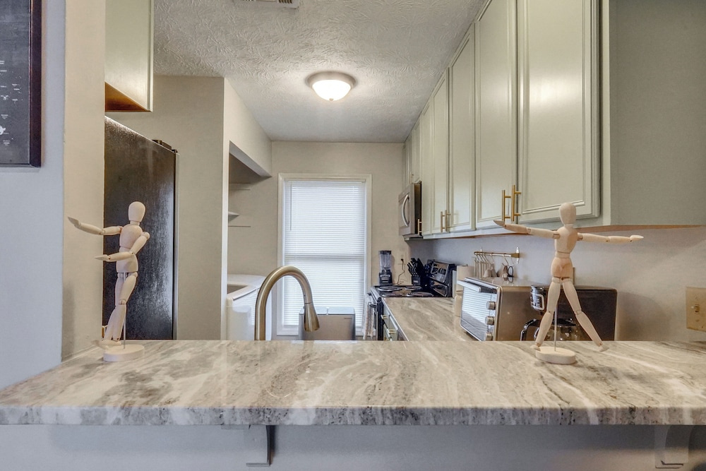 Private Patio! Quiet Townhome, 6 Mi to Fort Bragg