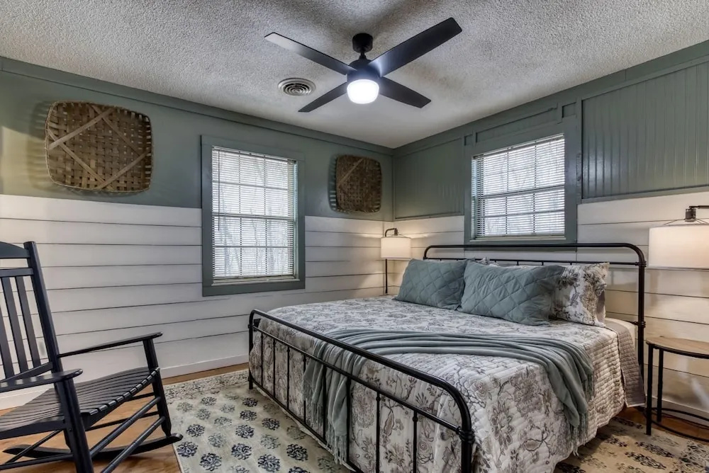 Farmhouse Cottage - Close To Tanger Outlets And Pigeon Forge! 3 Bedroom Home by RedAwning