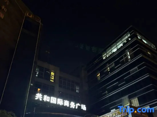 Yuju Hotel Apartment (Shanghai Pengpu New Village Subway Station)