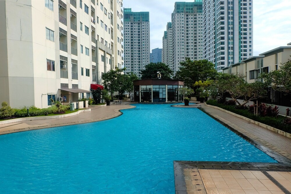 Near Shopping Center 1BR Cosmo Residence Apartmen