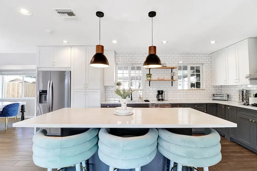 Karen in Phoenix With 4 Bedrooms and 2 Bathrooms