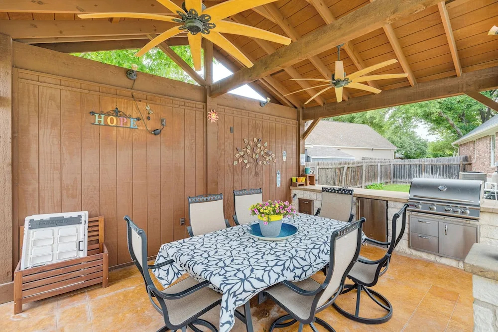 Pool, Hot Tub & Bbq: Family Home in Round Rock