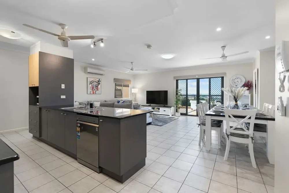 Waterfront Retreat Sea Views - Huge Pool - BBQ