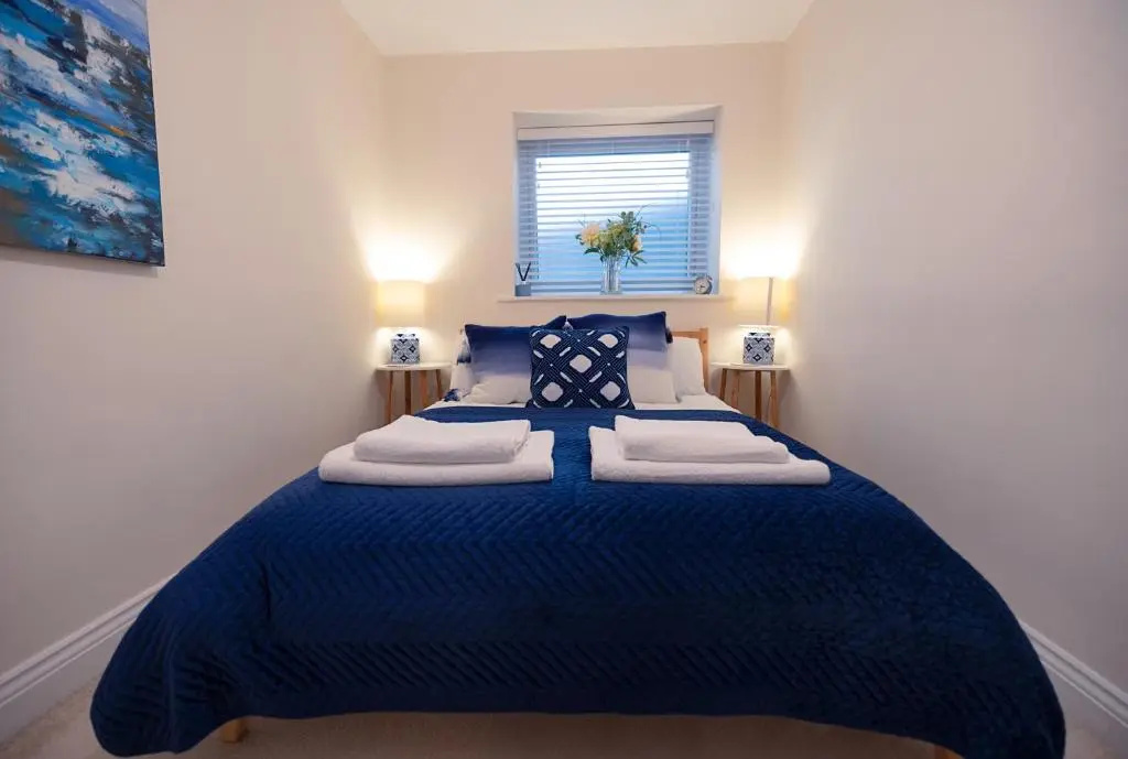 Stylish Brixham Apartment - Newly decorated - Free on street parking