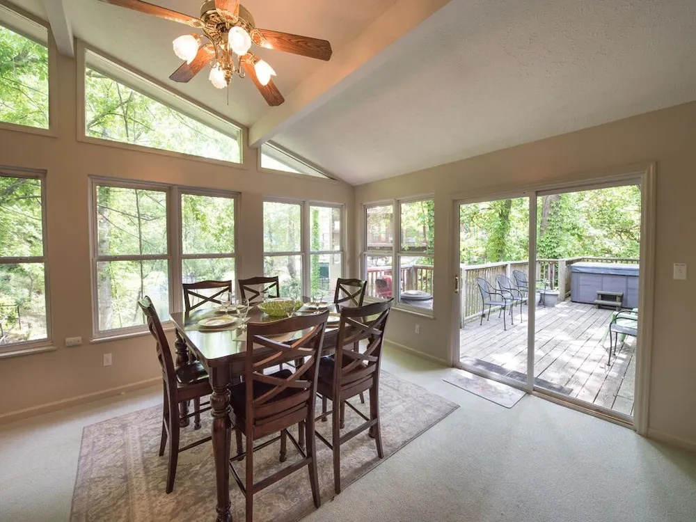 River Cottage 3 Bedroom Downtown Home with Hot Tub