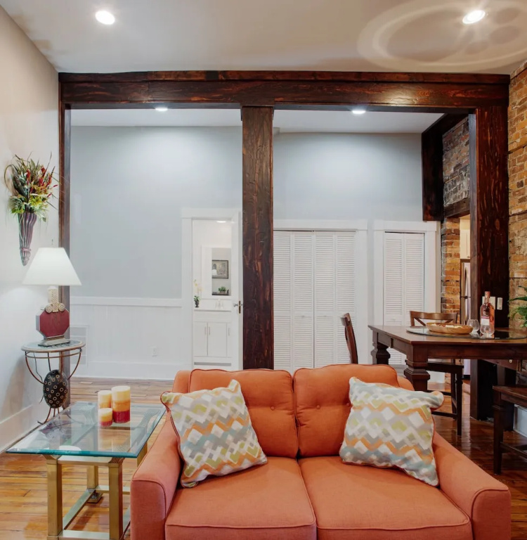 Modern 4 Bed Brownstone in Historic Downtown