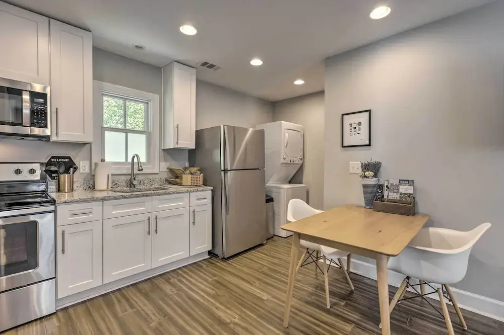 Updated Savannah Apartment - Walk to Forsyth Park!