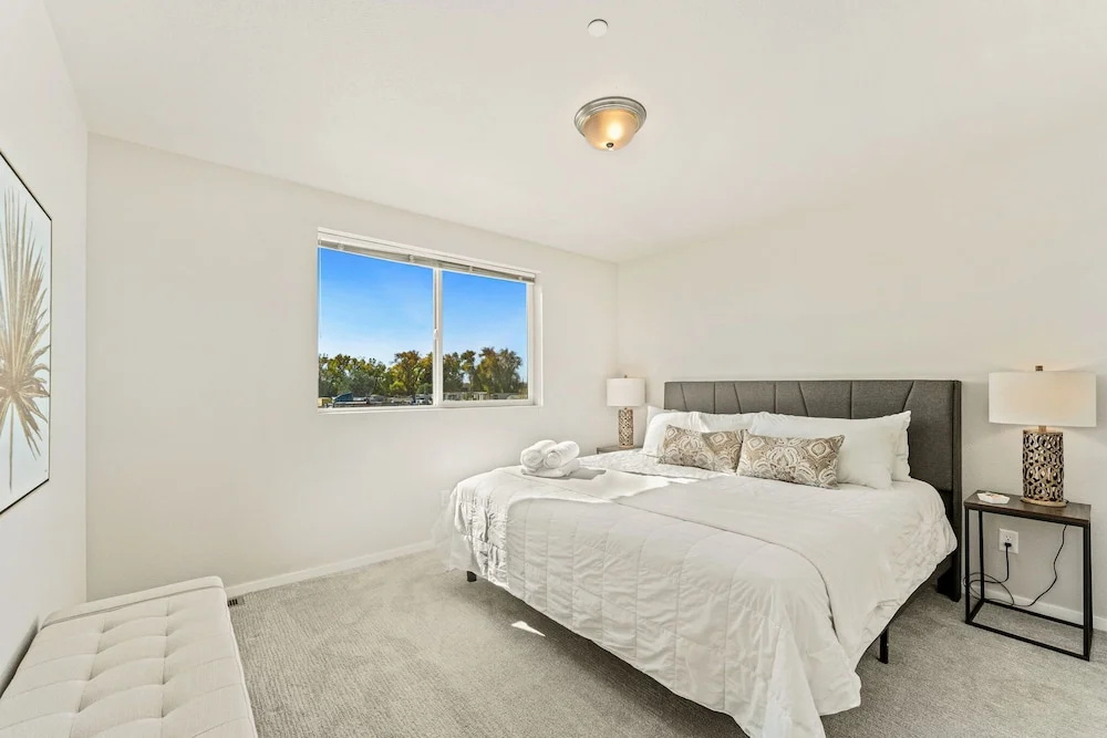 First Class Stylish Townhome Near Old Town!
