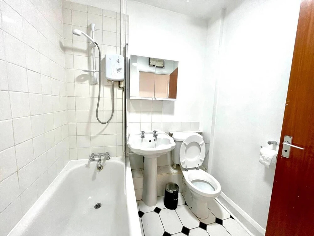 Lovely 2-bed Tree-hole in Northolt Southharrow