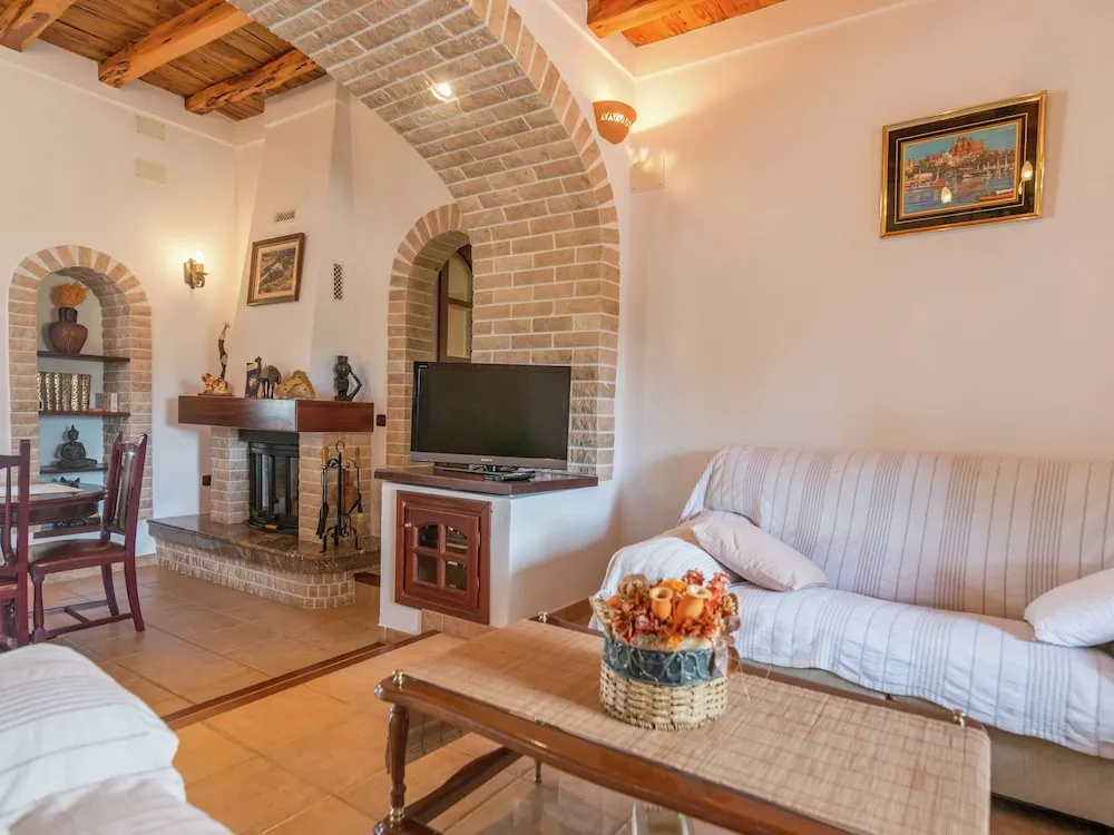 Authentic Finca with Swimming Pool & Hot Tub near Beach