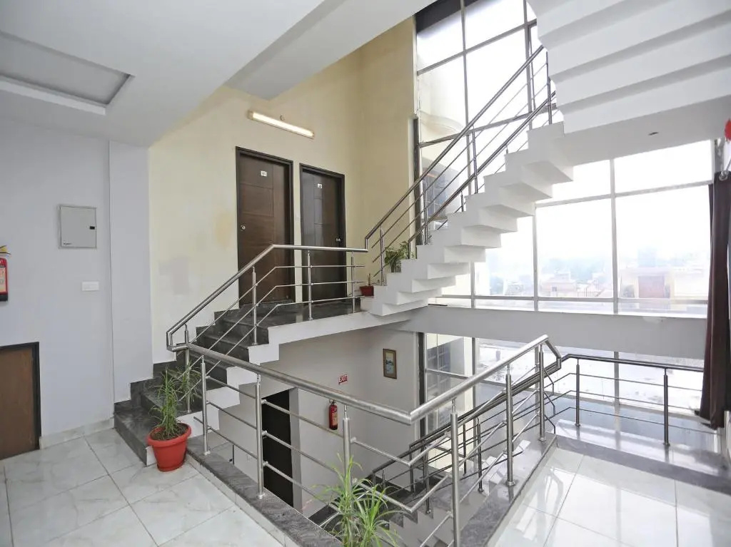 FabHotel Tekarees Inn Hazratganj