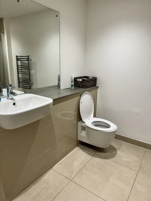 Stunning 2 Bed Apartment With Parking