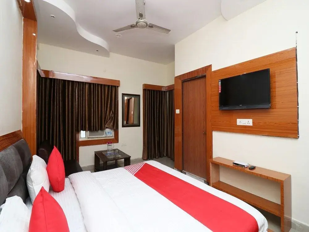 FabHotel Neena Palace