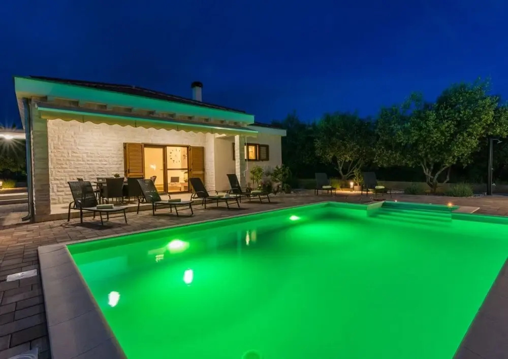 Villa Mia with heated pool, billiards and large garden - by TA Leut Agency