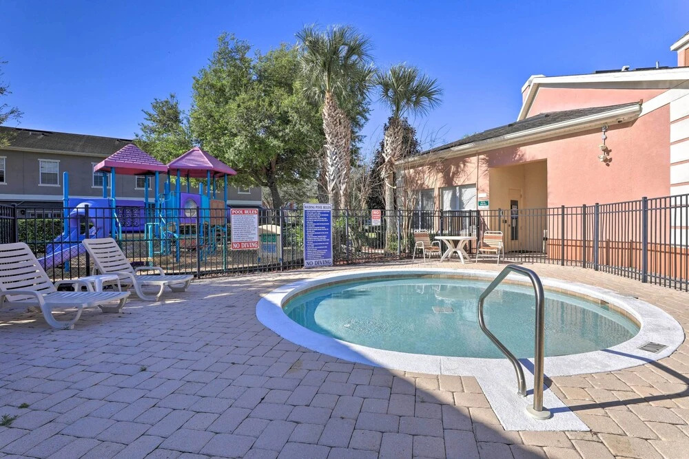 Kissimmee Townhome with Pool Access about 7 Mi to Disney