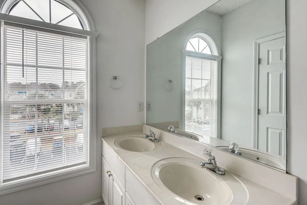1 Mi to Beach: Myrtle Beach Condo w/ Pool Access