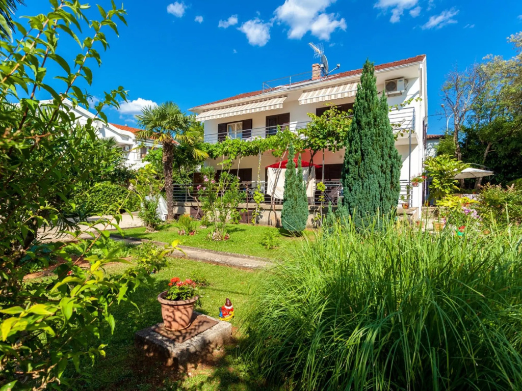Spacious Holiday Home near Sea