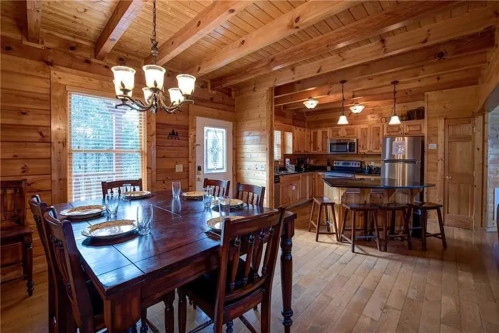 Suite Seasons 4 Bedroom Home with Hot Tub