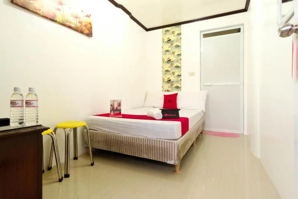 RedDoorz @ Prince JB Beach Resort Zambales - Vaccinated Staff