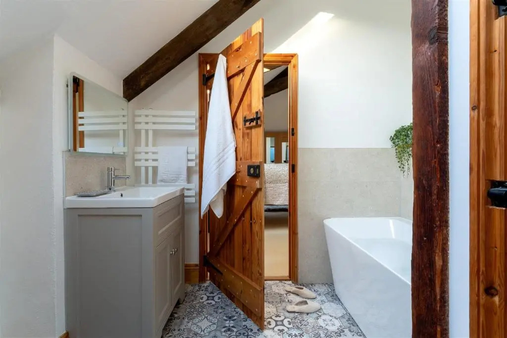 The Old Coach House - Converted barn with private garden parking and fireplace