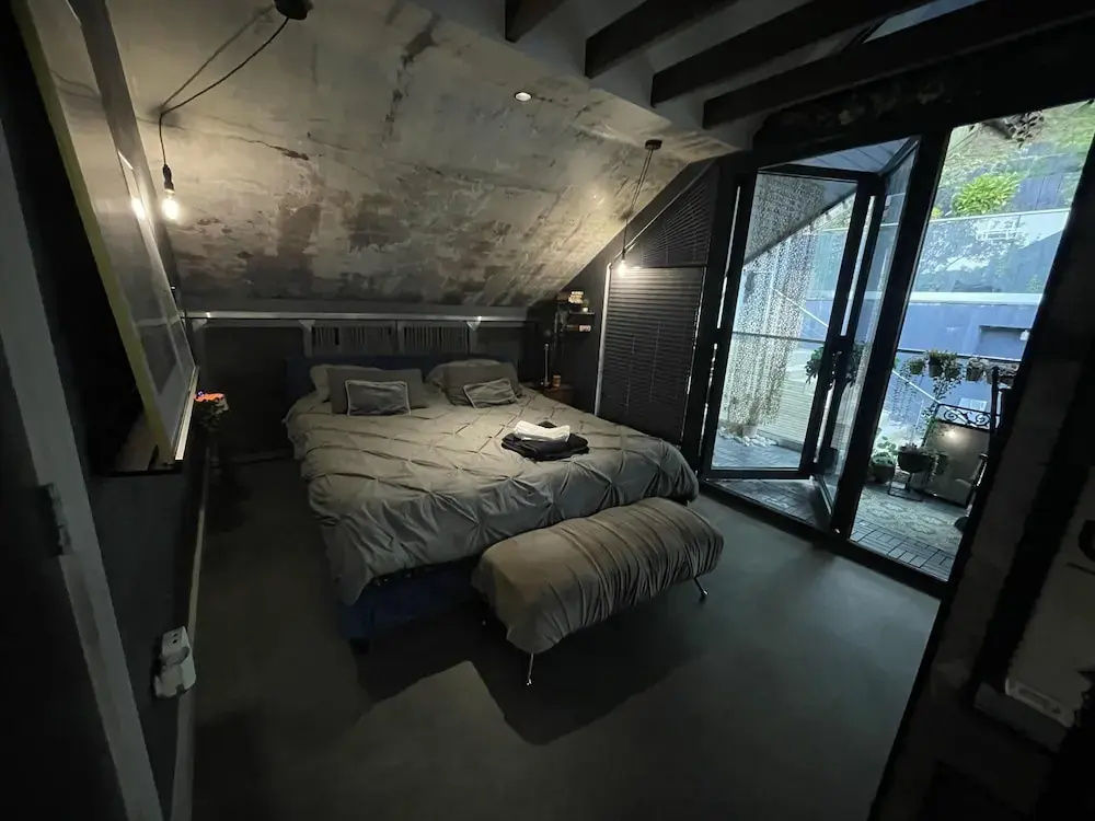 Artsy Retreat - Sleeps 8, Free Parking & Balcony