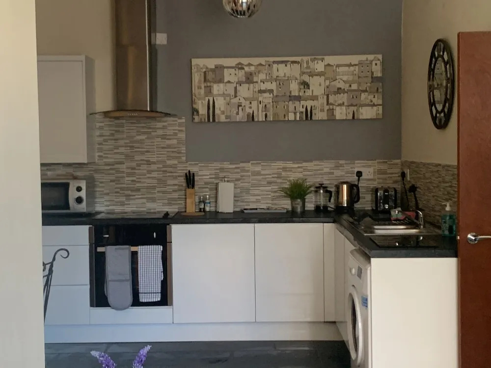 Absolute Stay in Sherwood-free Parking-east Midlands Airport-contractors-family