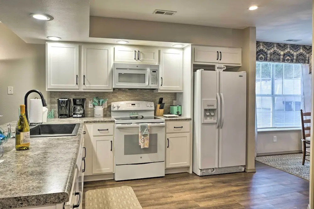 Lakefront Branson Condo w/ Porch & Dock Access
