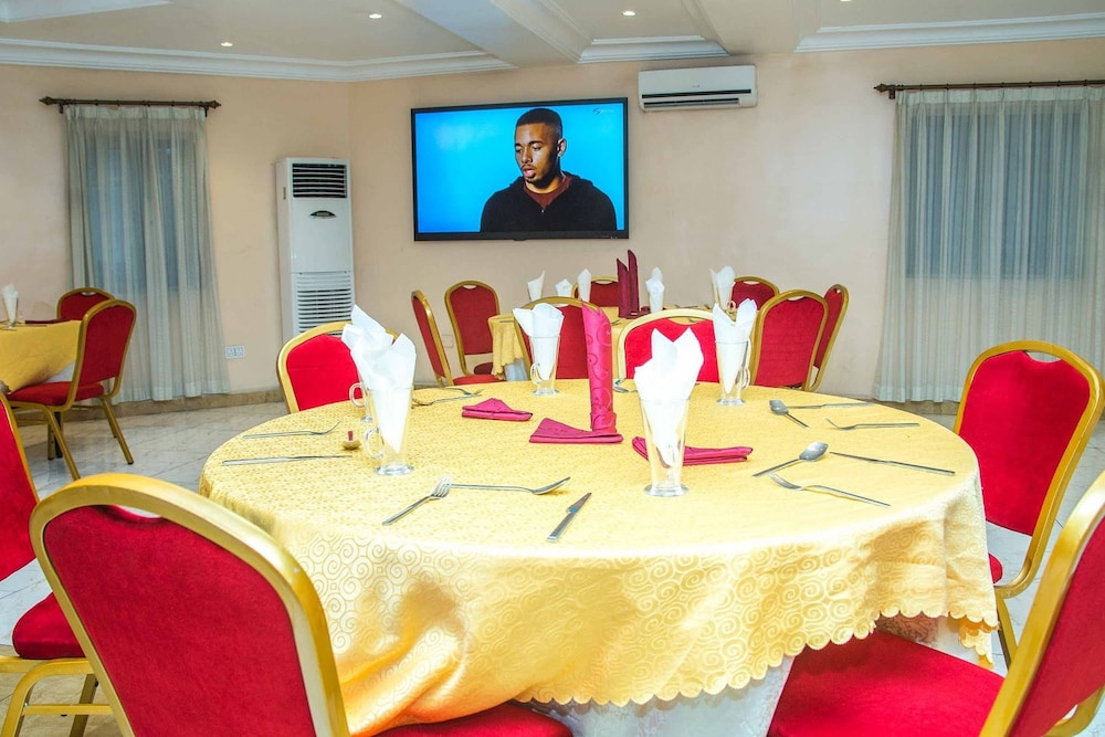 Royal Crest Hotel & Suites